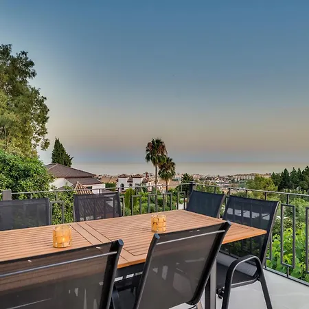 Апартаменти Newly Renovated 5-bdrm Luxury With Sea Views