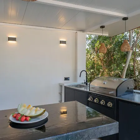 Newly Renovated 5-bdrm Luxury With Sea Views