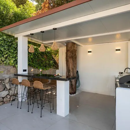 Newly Renovated 5-bdrm Luxury With Sea Views