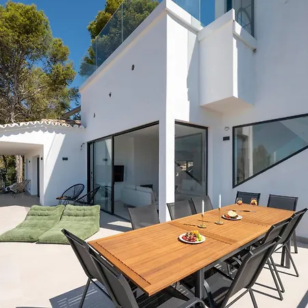 Newly Renovated 5-bdrm Luxury With Sea Views Апартаменти *