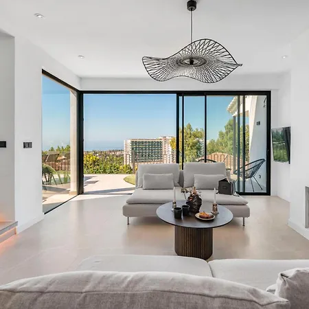 Апартаменти Newly Renovated 5-bdrm Luxury With Sea Views