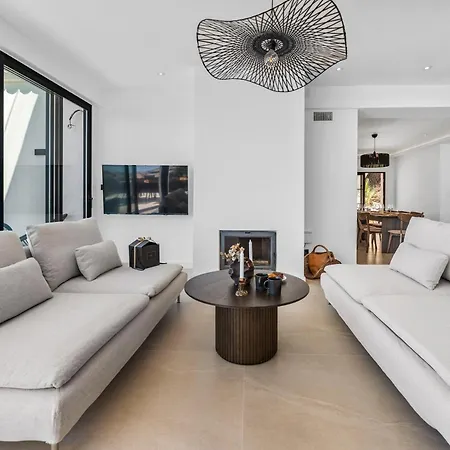 Newly Renovated 5-bdrm Luxury With Sea Views *
