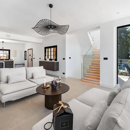 Апартаменти Newly Renovated 5-bdrm Luxury With Sea Views *