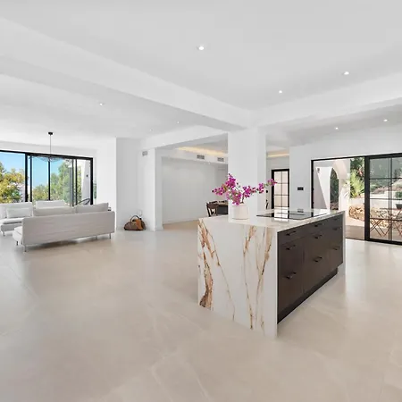 Newly Renovated 5-bdrm Luxury With Sea Views Апартаменти