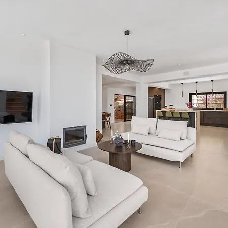 Апартаменти Newly Renovated 5-bdrm Luxury With Sea Views