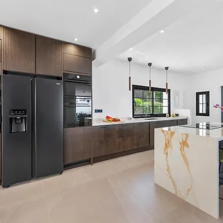 Newly Renovated 5-bdrm Luxury With Sea Views Марбелья