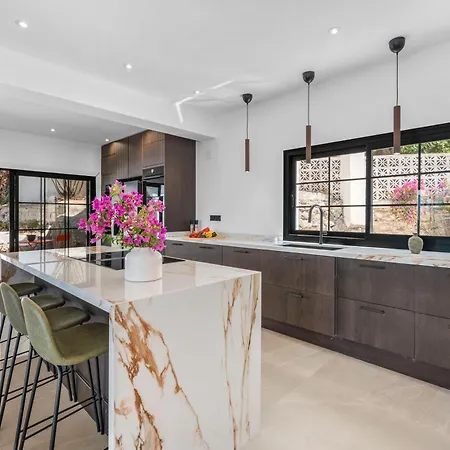 Апартаменти Newly Renovated 5-bdrm Luxury With Sea Views *