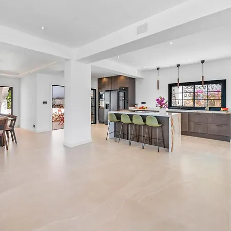 Newly Renovated 5-bdrm Luxury With Sea Views