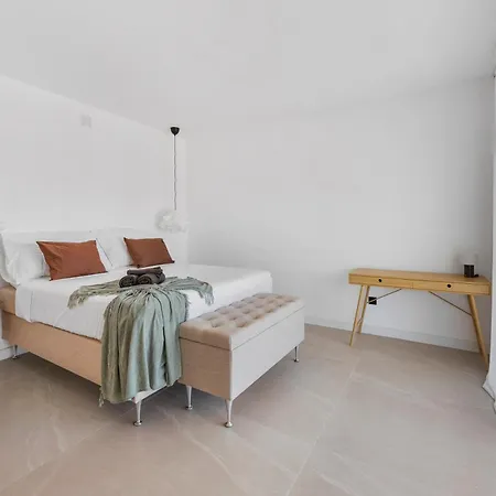 Апартаменти Newly Renovated 5-bdrm Luxury With Sea Views