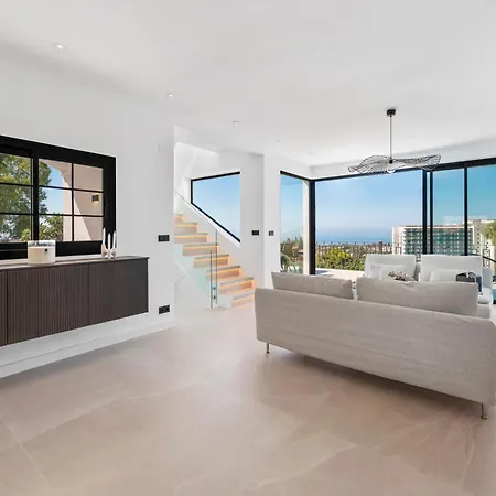 Апартаменти Newly Renovated 5-bdrm Luxury With Sea Views