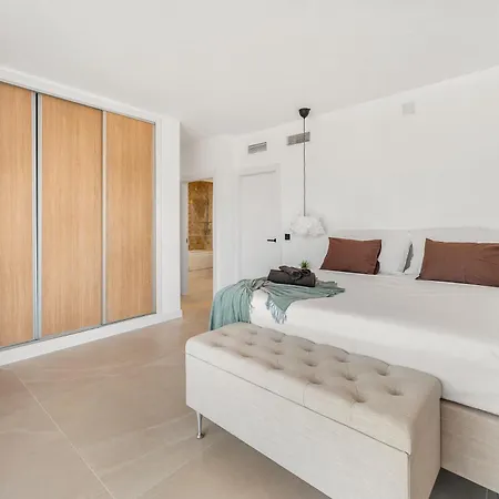 Newly Renovated 5-bdrm Luxury With Sea Views Апартаменти *