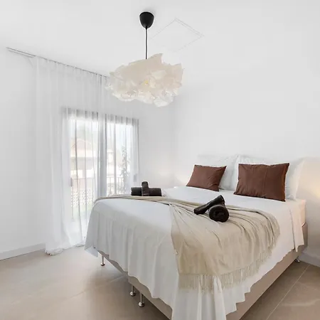 Апартаменти Newly Renovated 5-bdrm Luxury With Sea Views