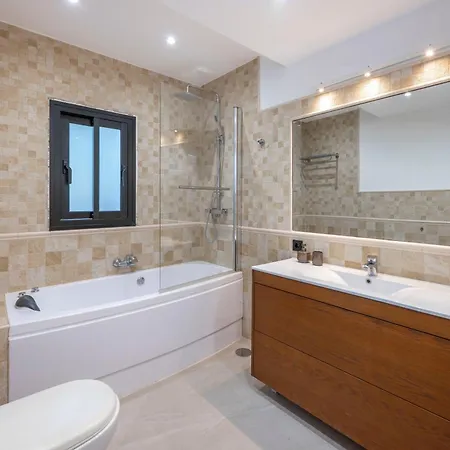 Newly Renovated 5-bdrm Luxury With Sea Views Апартаменти *