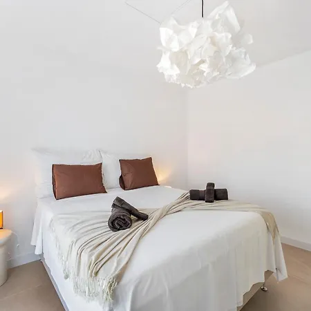 Апартаменти Newly Renovated 5-bdrm Luxury With Sea Views Марбелья
