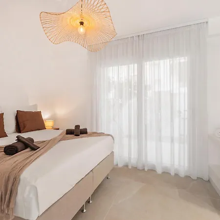 Апартаменти Newly Renovated 5-bdrm Luxury With Sea Views *