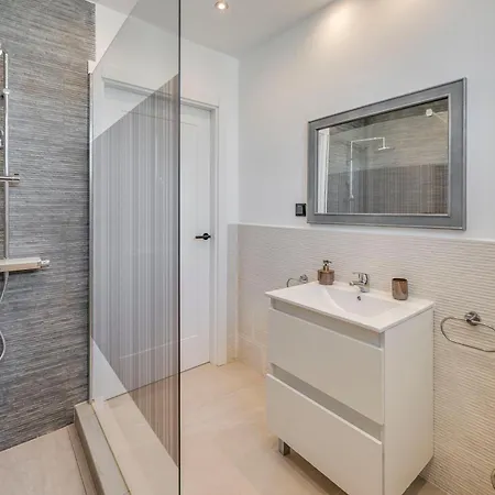 Newly Renovated 5-bdrm Luxury With Sea Views