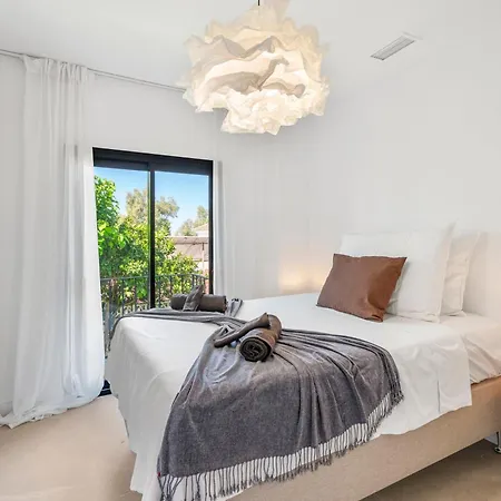 Newly Renovated 5-bdrm Luxury With Sea Views *