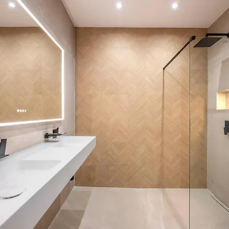 Апартаменти Newly Renovated 5-bdrm Luxury With Sea Views *