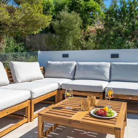 Newly Renovated 5-bdrm Luxury With Sea Views Апартаменти