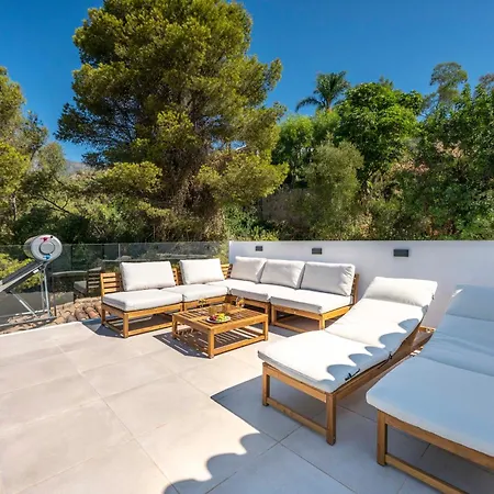 Newly Renovated 5-bdrm Luxury With Sea Views Апартаменти *