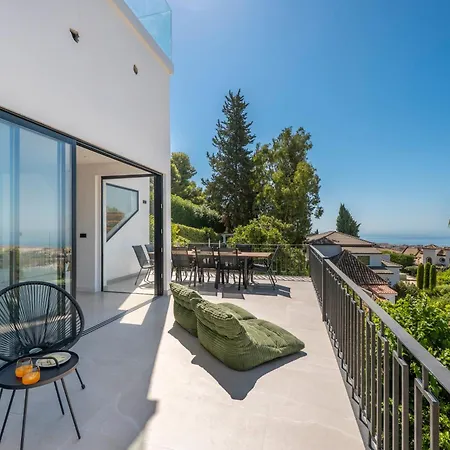 Newly Renovated 5-bdrm Luxury With Sea Views