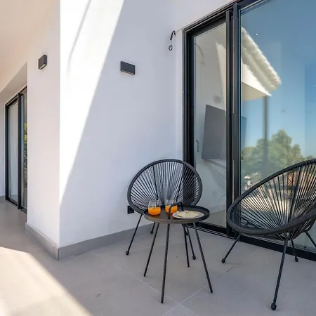 Newly Renovated 5-bdrm Luxury With Sea Views