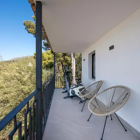 Апартаменти Newly Renovated 5-bdrm Luxury With Sea Views *