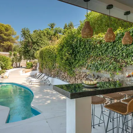 Апартаменти Newly Renovated 5-bdrm Luxury With Sea Views