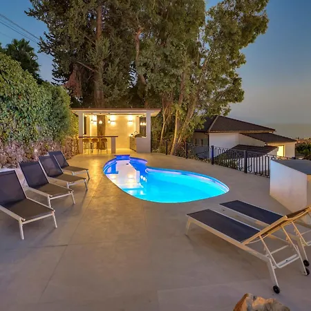 Newly Renovated 5-bdrm Luxury With Sea Views Апартаменти *